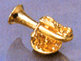 Pin tuba color oro